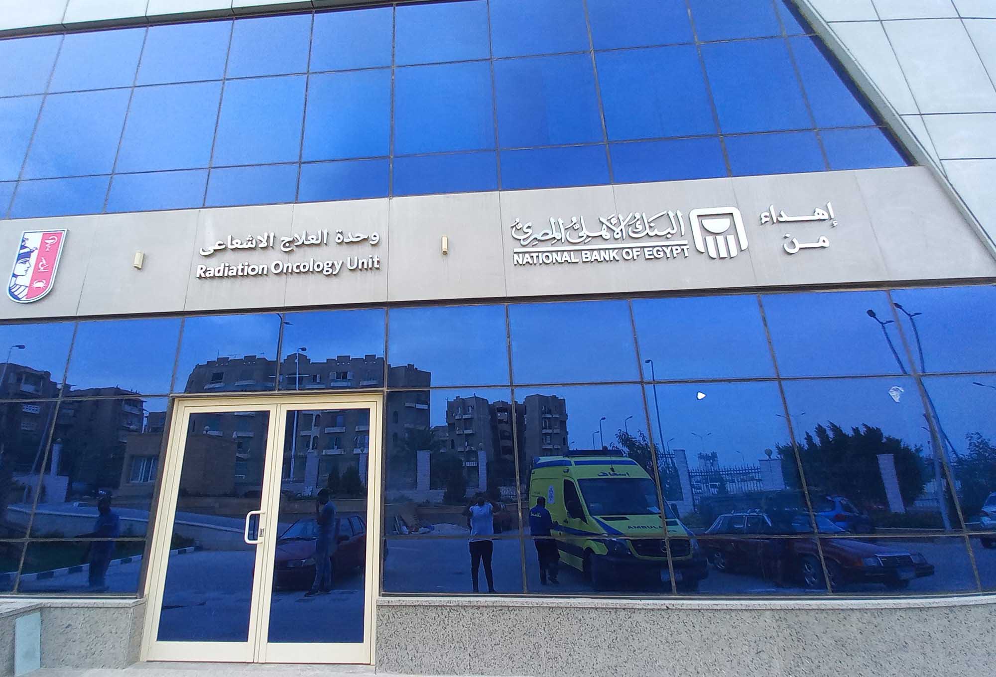 واجهة مستشفى بتصميم خارجي وأرضيات رخامية أنيقة