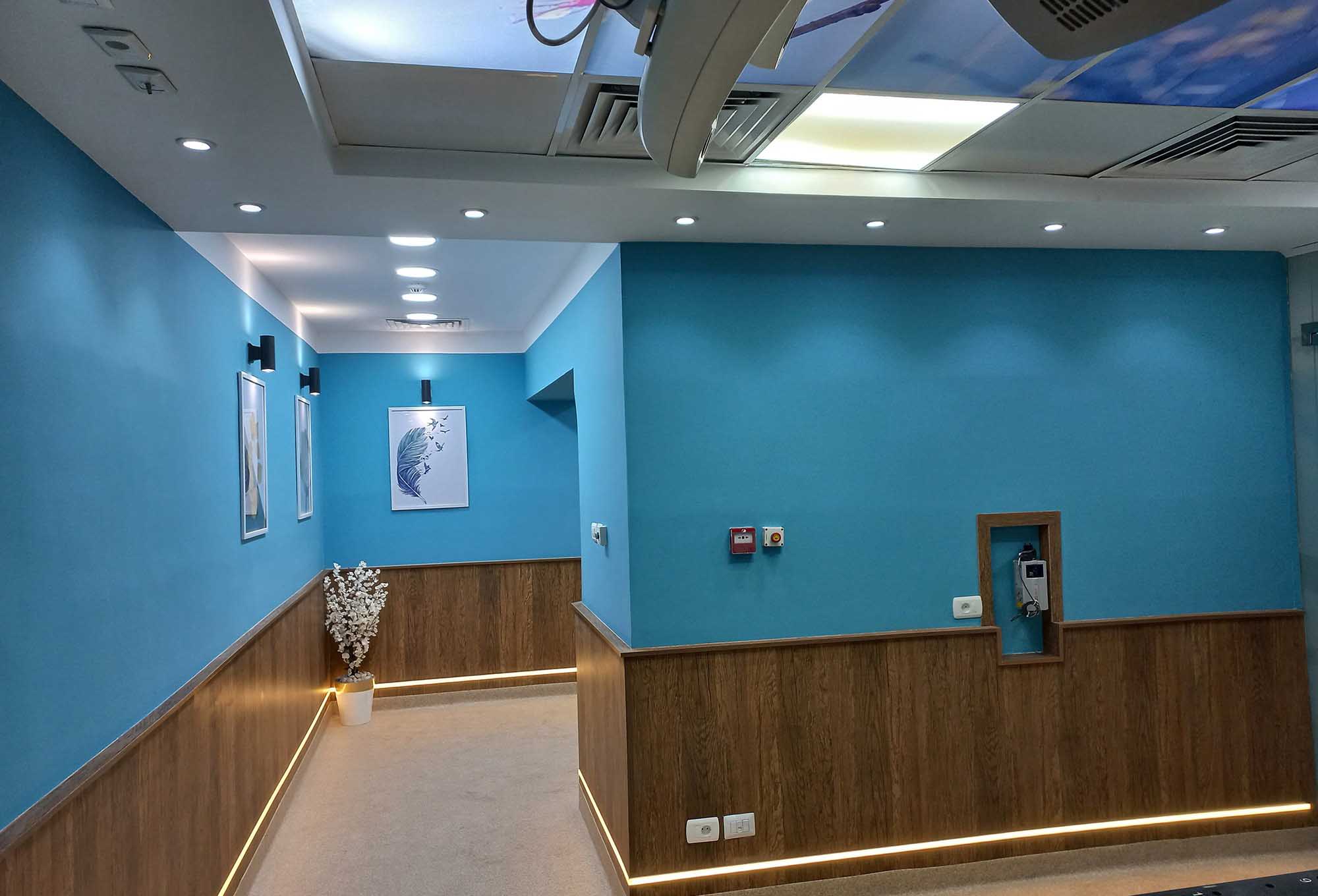 ممر مستشفى بتصميم داخلي وأرضيات فينيل مريحة