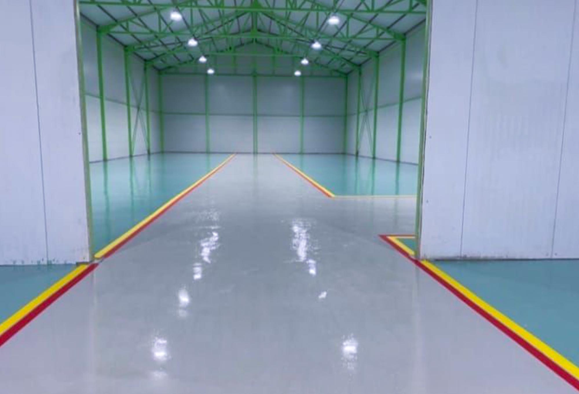 ممر مستشفى بتصميم داخلي وأرضيات إيبوكسي ويوكريت