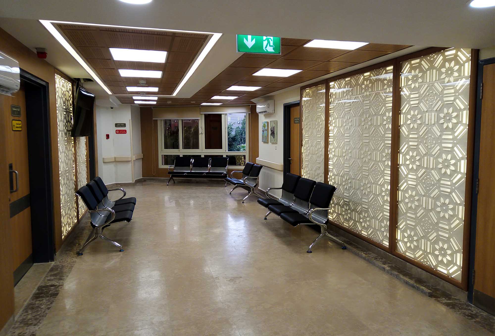 ردهة انتظار مستشفى بتصميم داخلي وأرضيات سيراميك أنيقة